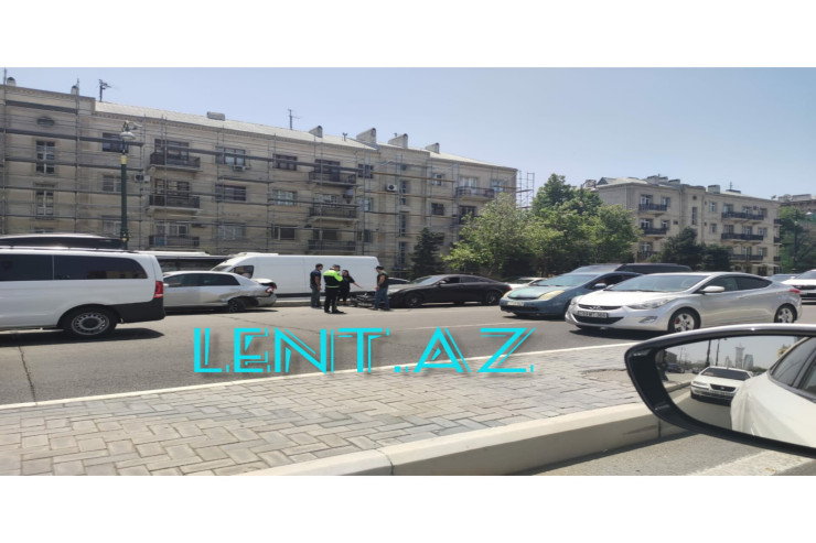 Bakıda daha bir qəza tıxaca   səbəb oldu