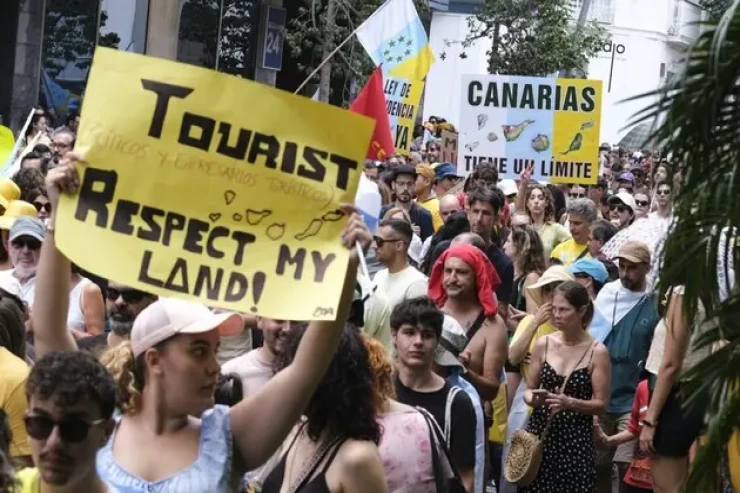 Məşhur kurort şəhərində turistlərə qarşı  müharibə