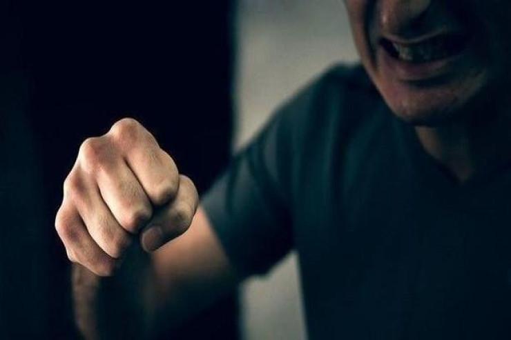 Oğul həbsdən çıxan atasını döyüb öldürdü 