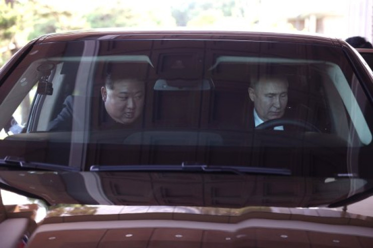 Putin Kim Çen Inı maşında gəzdirdi -VİDEO 