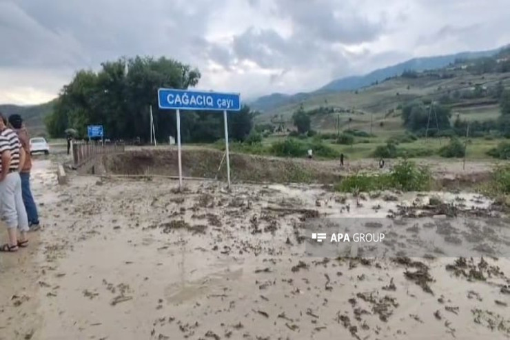 Qubada  çay daşdı,   evlərə ziyan dəydi 