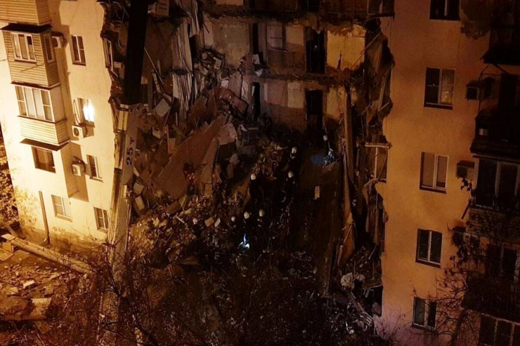 İstanbulda 4 mərtəbəli bina çökdü 