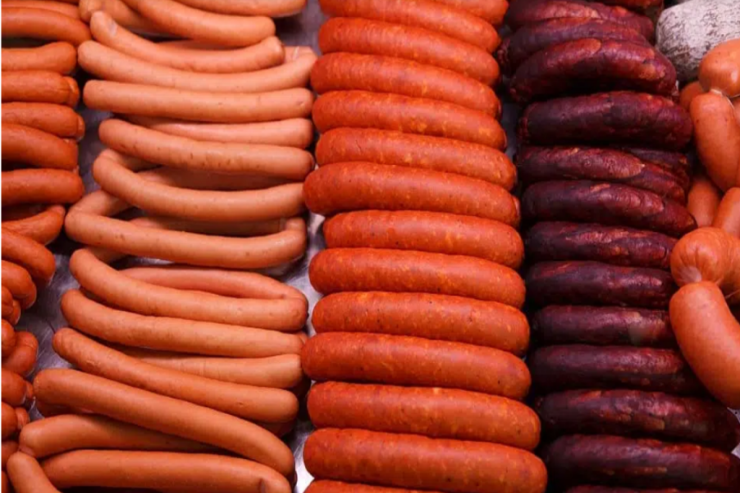  Kolbasanın içində   görün nələr olur: Saç,  parazitlər   və...