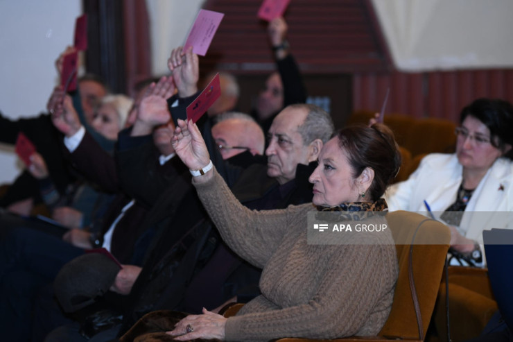 Kinematoqrafçılar İttifaqının konfransında QALMAQAL:  Tərk etdi...