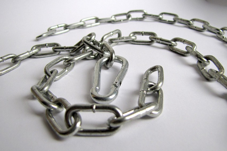 Bakıda DƏHŞƏT:  Ana oğlunun zəncirlə asılmış meyitini tapdı