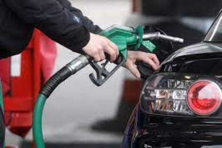 Qadın maşınına altı ay  pulsuz yanacaq   doldurdu - VİDEO 