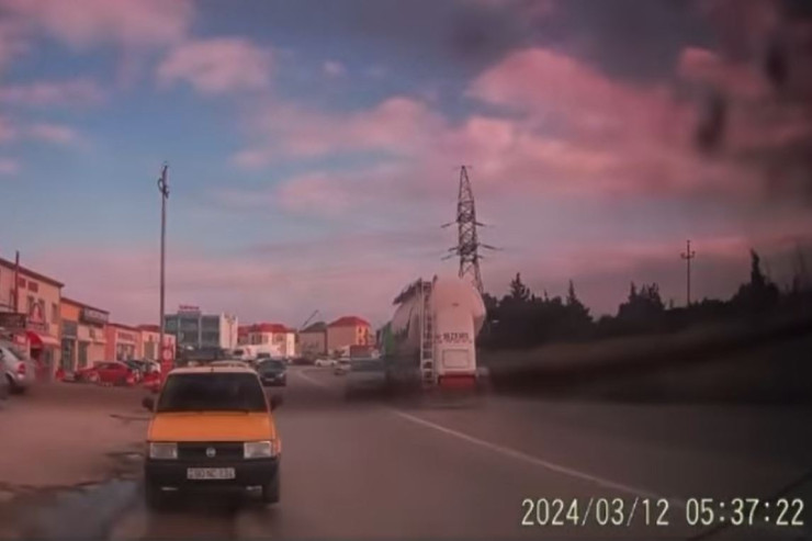 Bakıda yük maşını "Prius"u "sürüdü" - VİDEO 