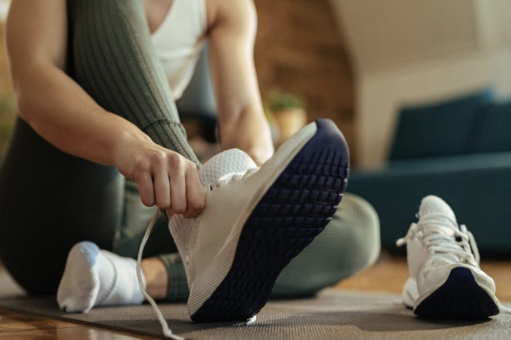 Həyətdə lüt idman edən qadın həbs olundu 