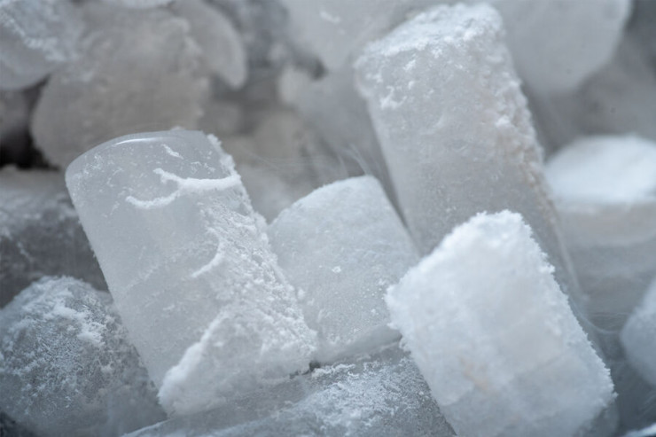 10 saat buz vedrəsində oturdu,  ayaqları kəsildi