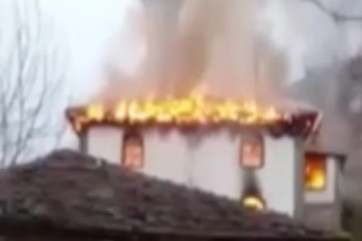 Yanğın məscidi  yararsız hala saldı  