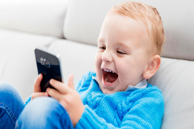 Uşaqların smartfonlardan istifadəsi  korluğa   səbəb ola bilər