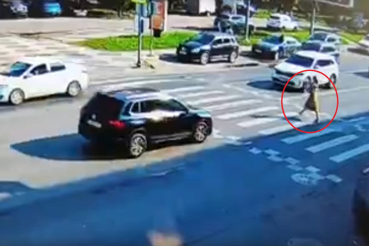 BMW piyada keçidində piyadaları vurdu