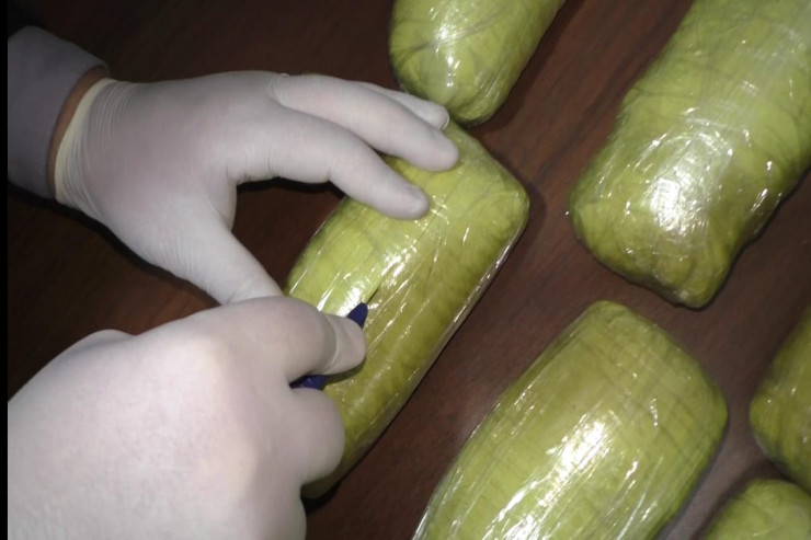 Polisdən ƏMƏLİYYAT : Şirvanda saxlanılan narkokuryerdən 7 kiloqram heroin götürülüb