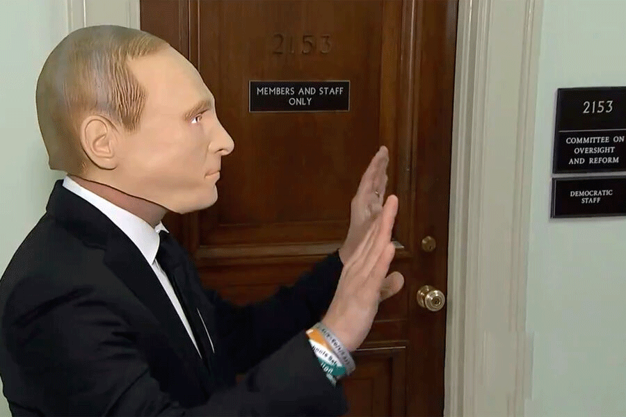 Putinin maskasını taxıb parlamentə gəldi  - VİDEO 