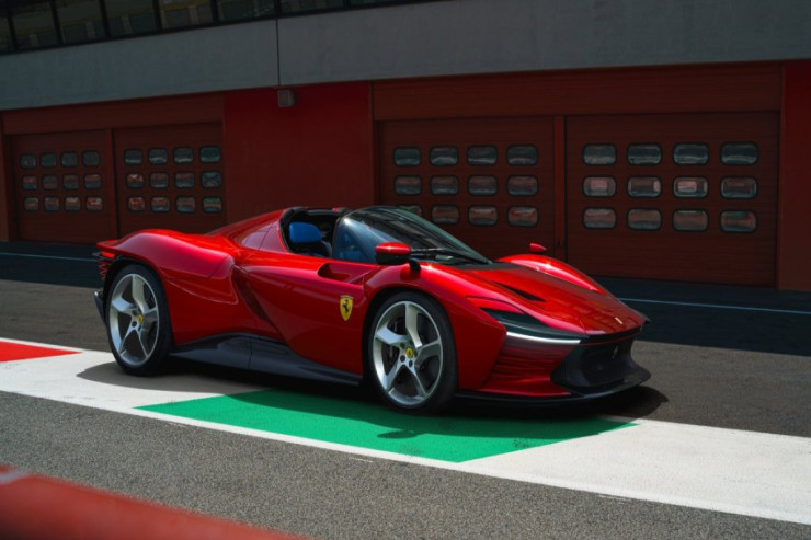Ronaldonun yeni “Ferrari”si:  2 milyon   dollardan BAHADIR   - VİDEO 