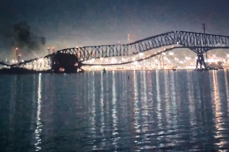 Gəmi körpüyə çırpıldı, ölənlər var 