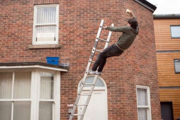 Bakıda  nərdivandan   yıxılan kişi ÖLDÜ