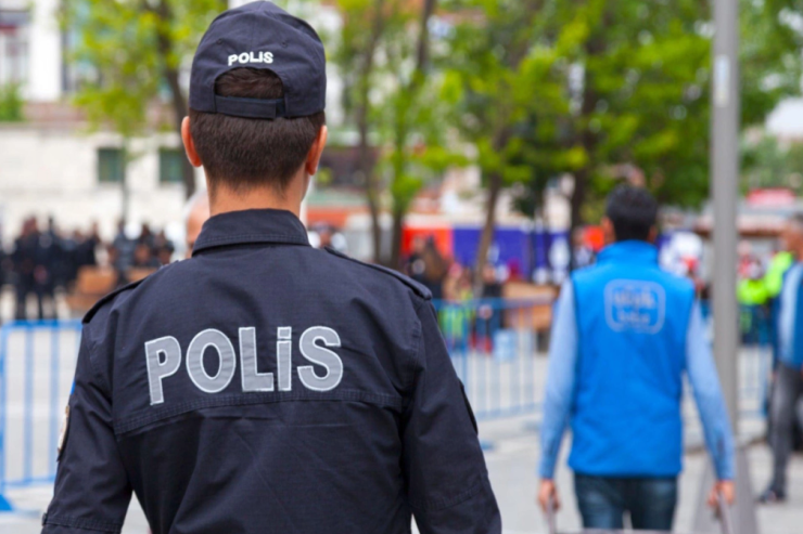 İki kişi əlbir olub polisi soydu 