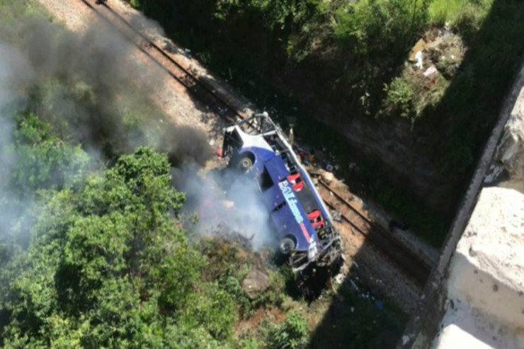 DƏHŞƏT!  Avtobus körpüdən aşdı, 45 nəfər öldü, təkcə 8 yaşlı qız  sağ qaldı