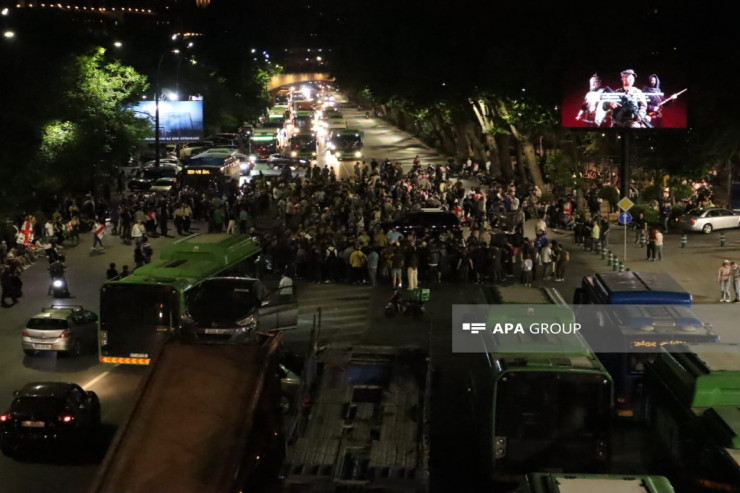 Gürcüstanda parlamentin qapısını sındırmağa çalışdılar, yaralananlar var-YENİLƏNİB -VİDEO 