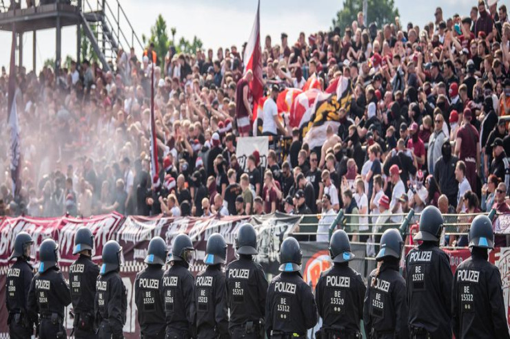 Futbol oyununda iğtişaş: 150-dən çox polis yaralandı 