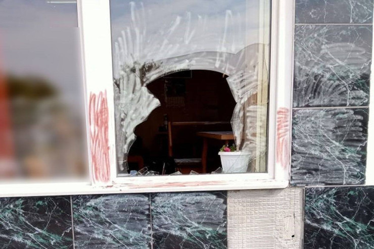 Uşaq kitabxanasının pəncərəsini sındırıb İÇƏRİ GİRDİ 