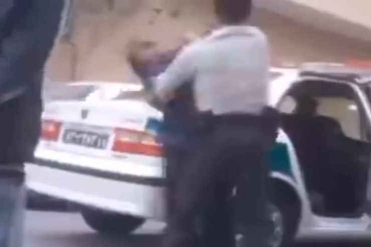 İranda polis hicab taxmayan qadını döyə-döyə həbs etdi