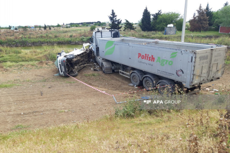 Biləsuvarda yük maşını mikroavtobusla toqquşdu, idarə işçisi öldü 