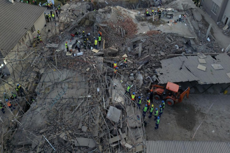 Bina çökdü, 33 ölü var