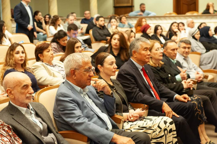 TÜRKSOY-un baş katibi “Əsrə bərabər gün” tamaşasında - FOTO 