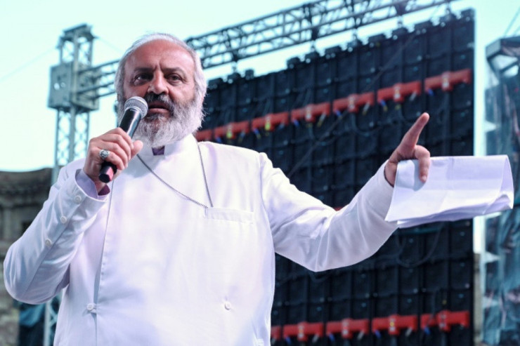 Keşiş baş nazir olmaq istəyir