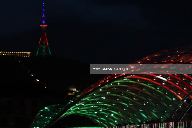 Tbilisidəki “Sülh körpüsü” Azərbaycan bayrağının rəngləri ilə işıqlandırıldı