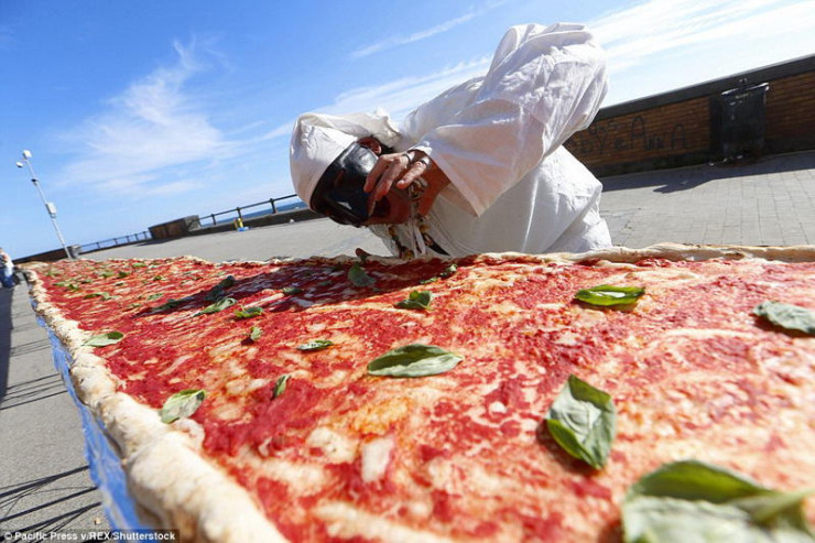 Dünyanın ən böyük pizzası:  Sahəsi 1300 kvadratmetrdir