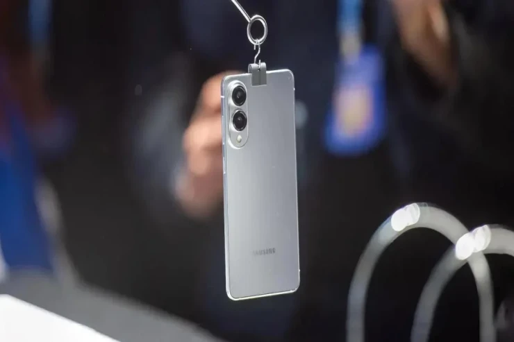 Rekord nazik Samsung smartfonunun qiymətləri və rəngləri  