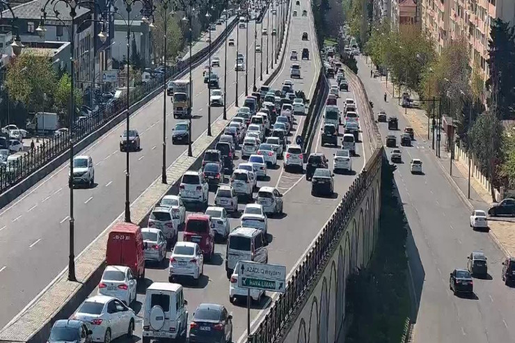 Bakıda maşın yolda qaldı, tıxac yaratdı -FOTOLENT 