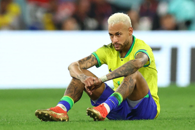 Neymar ağlaya-ağlaya  meydanı tərk etdi