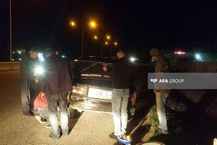 Goranboyda iki avtomobil  toqquşdu – “Prius” dəmir arakəsməyə çırpıldı 