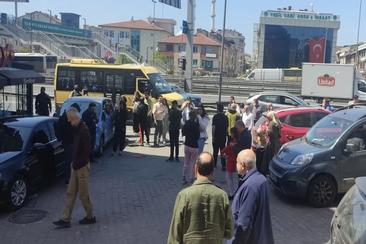 İstanbulda ZƏLZƏLƏ ANI:  insanlar küçələrə axışır - VİDEO 