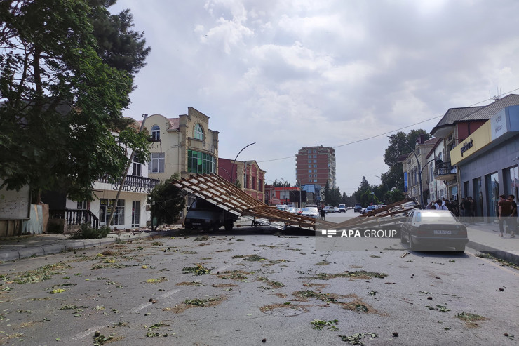 Külək dam örtüyünü avtomobillərin üzərinə belə aşırdı-FOTO 