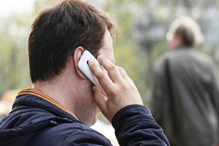 Zəng etmək bəhanəsi ilə telefonunu və qızıllarını  alıb qaçdı