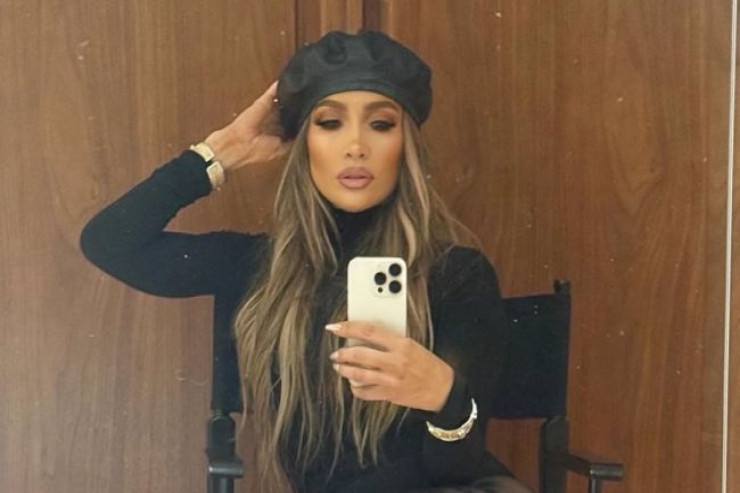 Cennifer Lopez payızın ideal corabları göstərdi: nə ilə geyinmək olar 