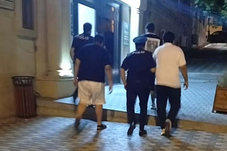 Şəhidlər xiyabanında qeyri-etik  videolar çəkərək paylaşan turistlər saxlanıldı  -VİDEO 
