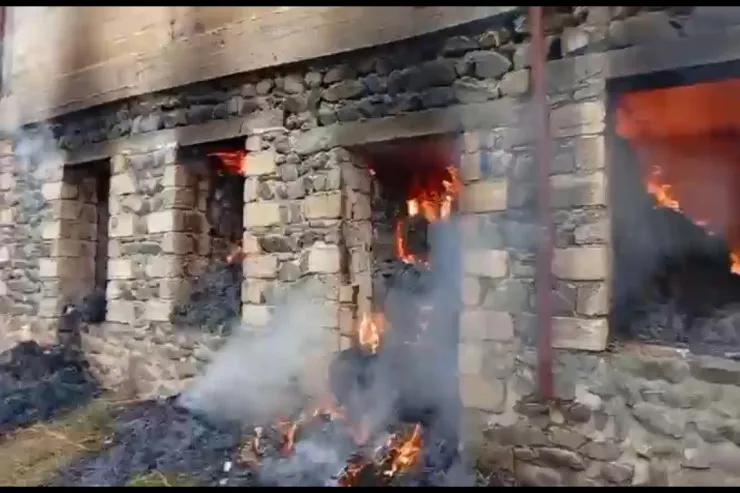 Zaqatalada iki mərtəbəli ev yandı - VİDEO 