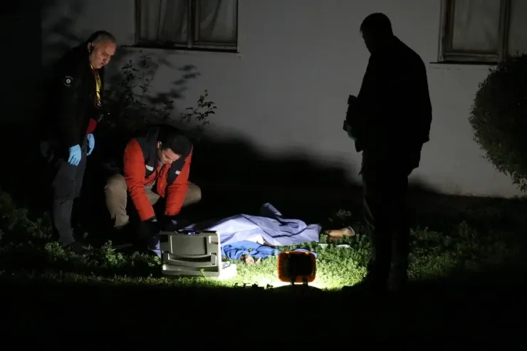 8-ci mərtəbədən düşüb öldü:  Televizora baxan ərinə polis xəbər verdi 