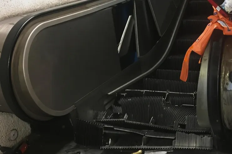 Bakıda yeraltı keçiddə eskalator QIRILDI : Xəsarət alanlar var