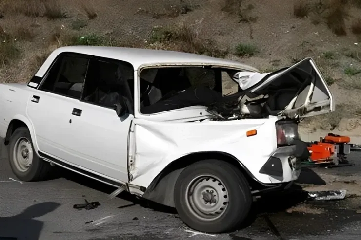 Bərdədə maşın dirəyə çırpıldı: sürücü yaralandı