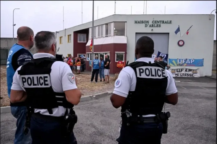 Niderlandlarda məhkumlar  həbsxana əməkdaşlarını girov götürdü 