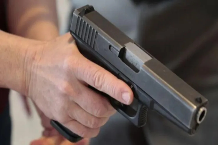 Vəkil bürosunda  gəlinini və bacısını güllələdi, ölən var 