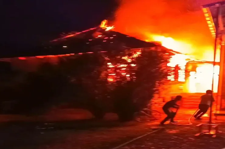 Biləsuvarda yaşayış evi yandı 