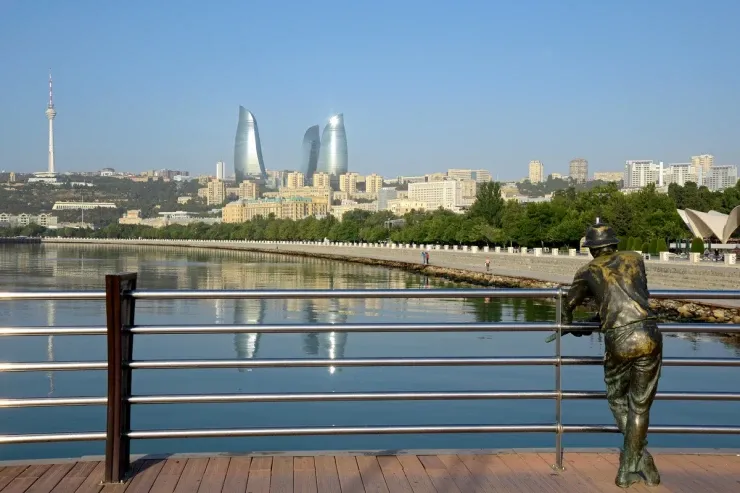 Bakıda bulvarında DƏHŞƏT:  kişi dənizdə batdı